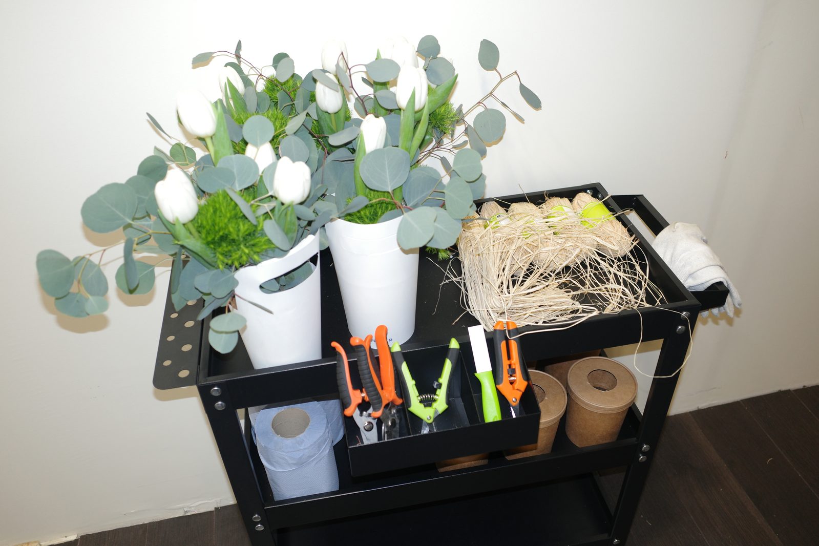 Atelier FLWR Paris - préparation de bouquets de saison avec des fleurs françaises