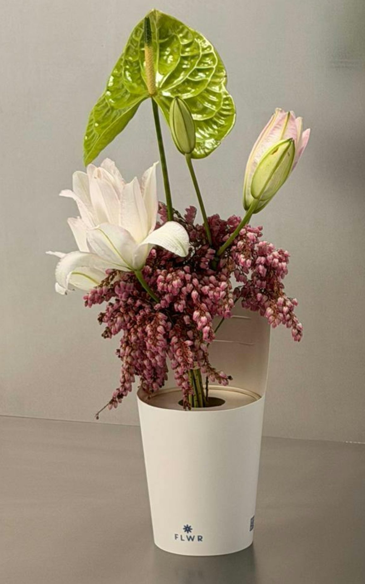 Bouquet FLWR dans son vase en carton recyclable avec anthurium et lys - idéal pour hôtels et résidences