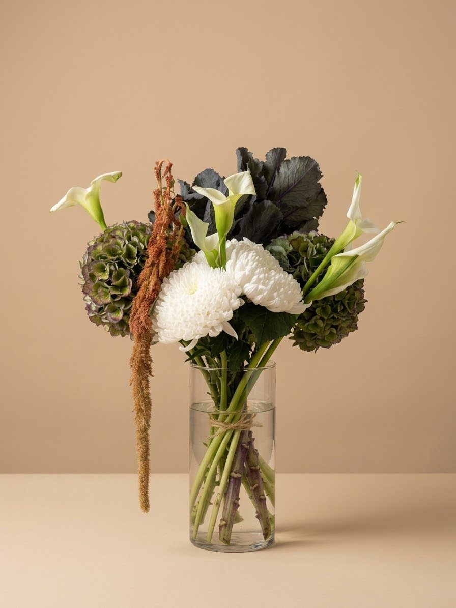 Bouquet sur mesure FLWR : callas blancs, chrysanthèmes boule blancs, hortensias verts, chou ornemental noir et amarante bronze