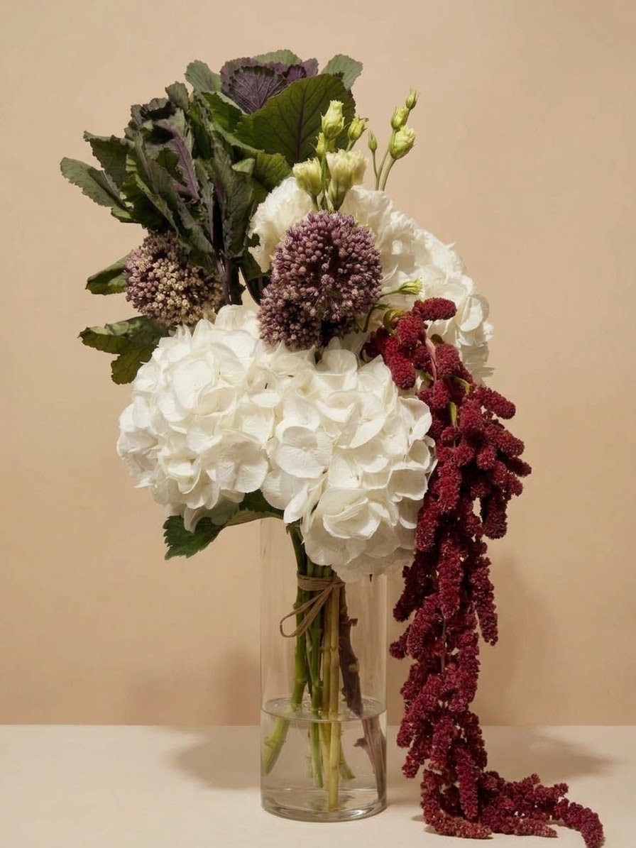 Bouquet sur mesure FLWR : hortensias blancs, alliums, lisianthus, chou ornemental et amarante rouge retombante