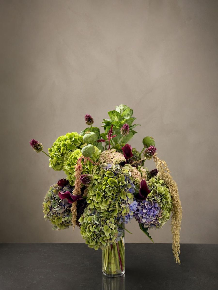 Bouquet FLWR d’hortensias verts et bleus, alliums pourpres, têtes de pavot et amarante, composé à Paris