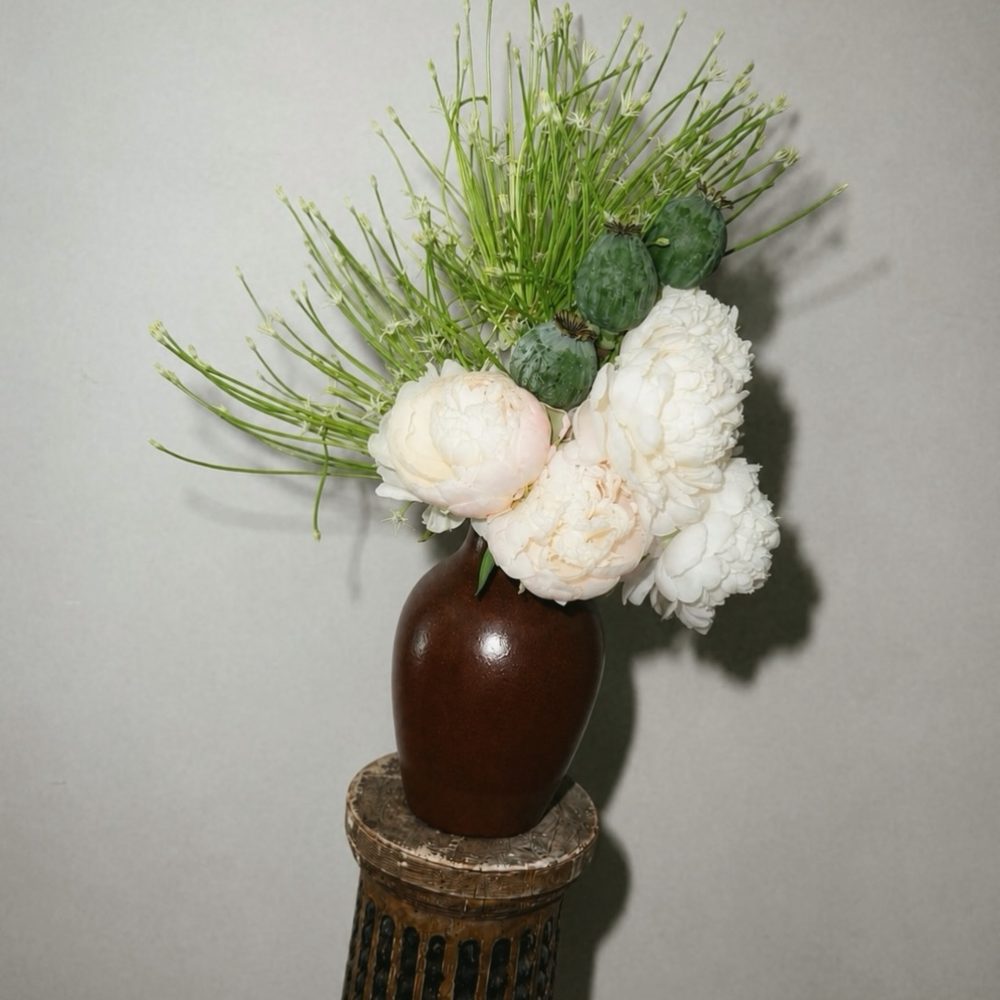 Bouquet de pivoines blanches et pavots dans un vase brun