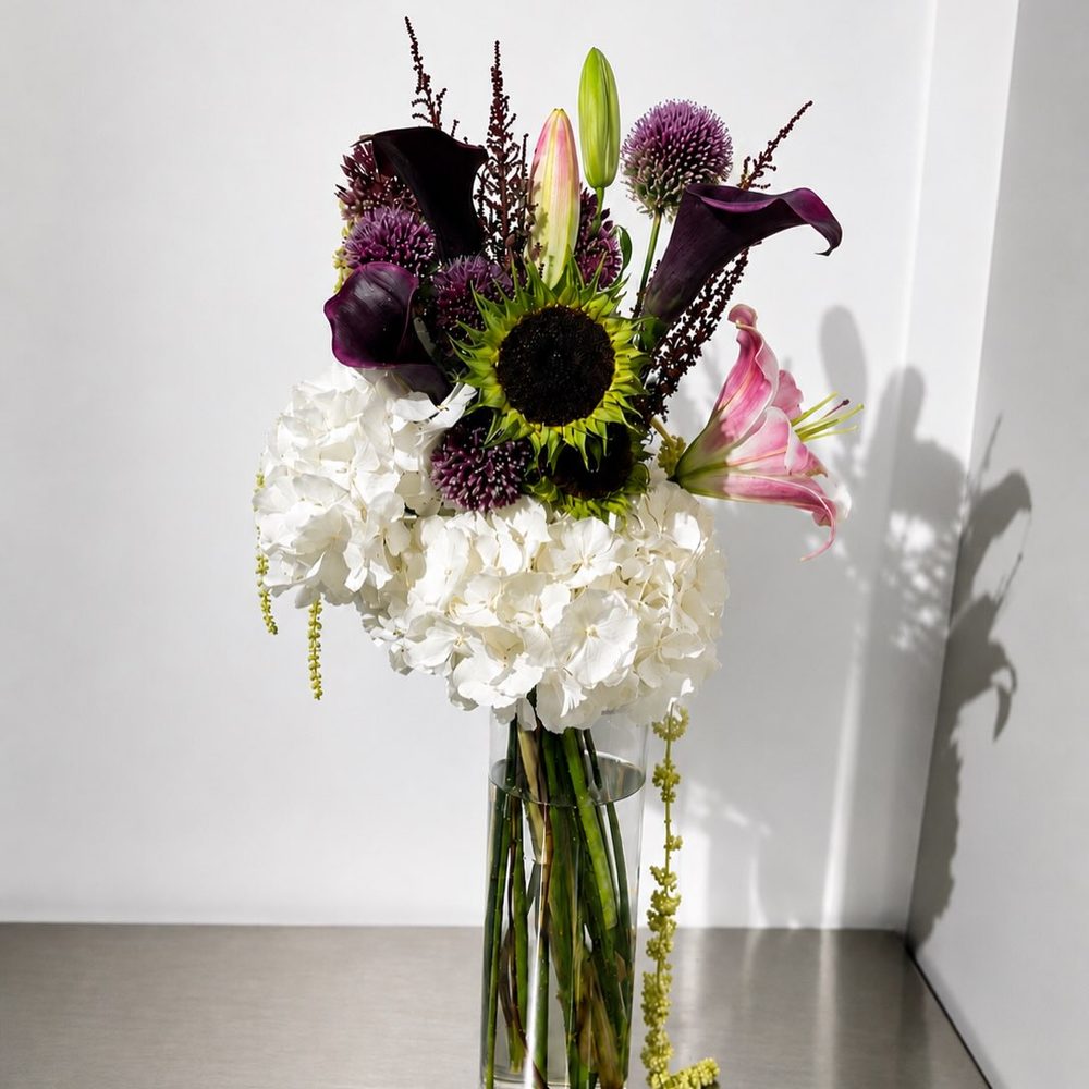 Bouquet sombre de callas et tournesols composé par FLWR