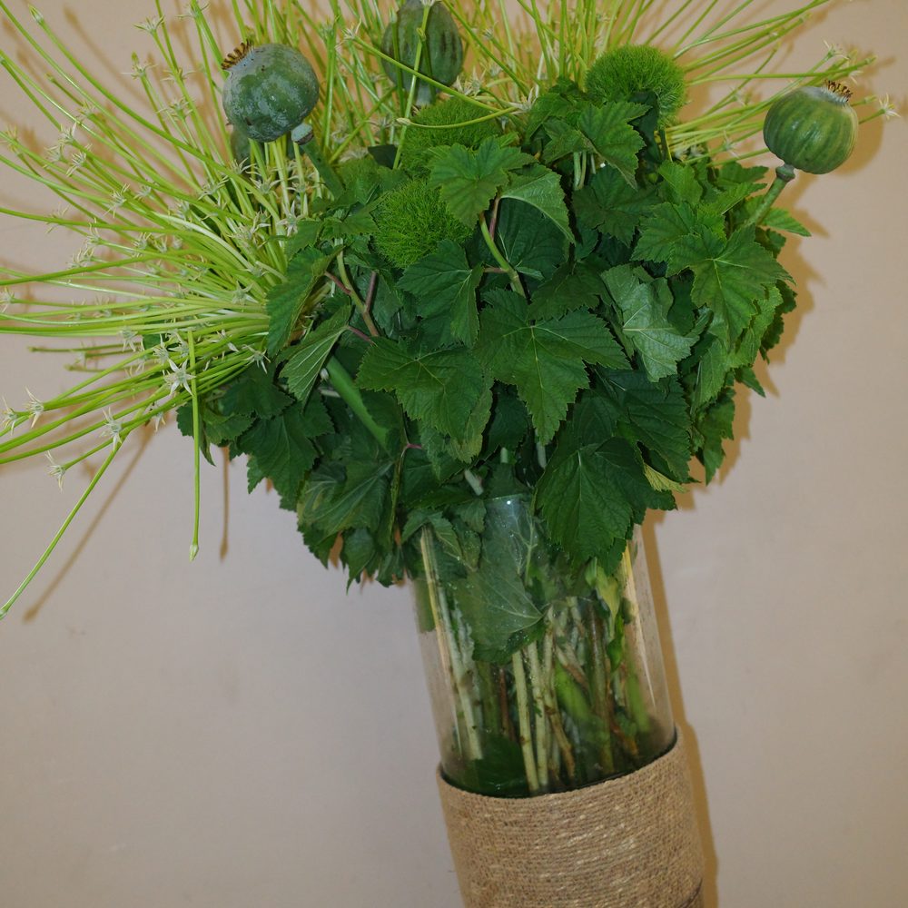 Bouquet vert de pavots et feuillages de saison composé par FLWR