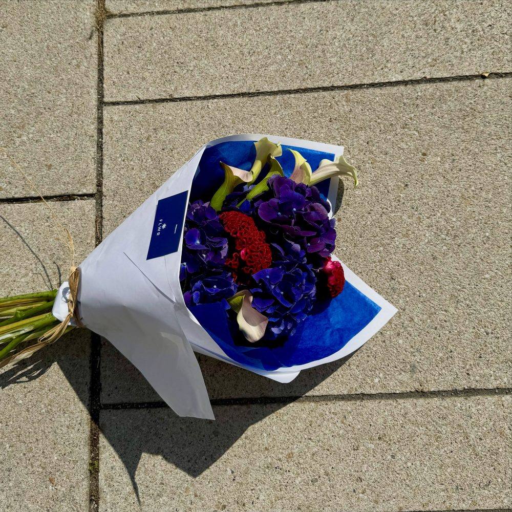 Bouquet violet et hortensias emballé par FLWR, livraison à Paris