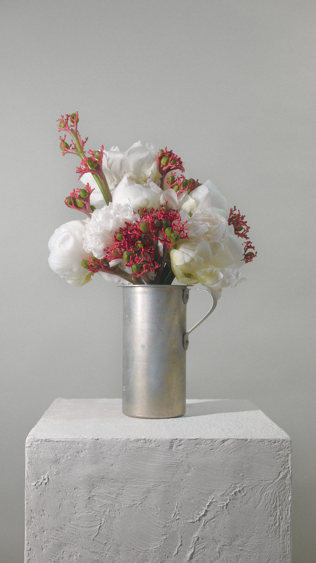 Composition FLWR boutique - pivoines blanches et branches de corail dans timbale en métal