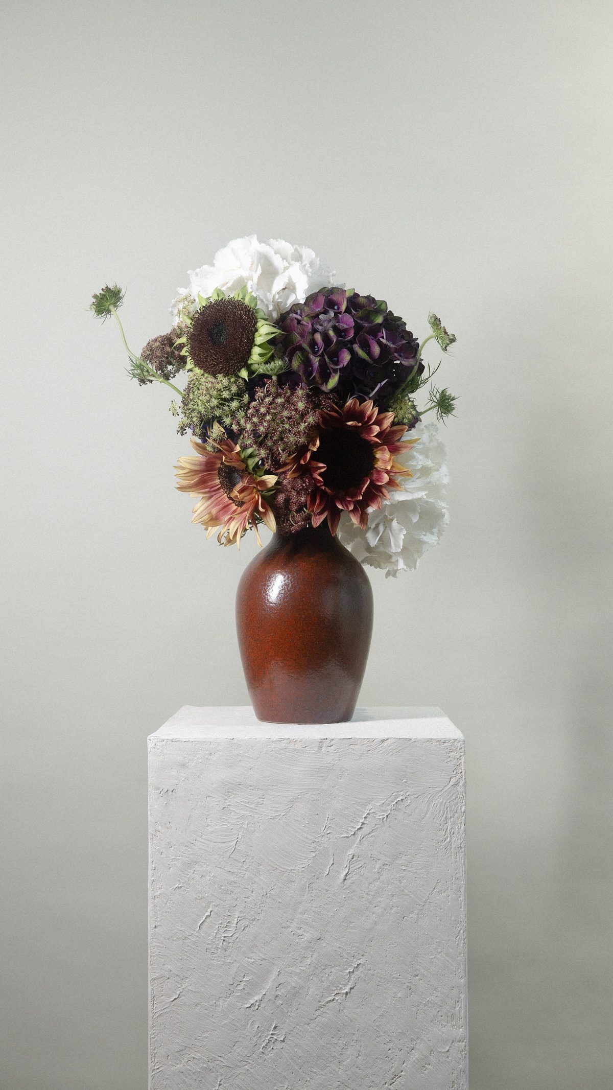 Composition FLWR boutique - tournesols, hortensias violets et oeillets dans vase céramique