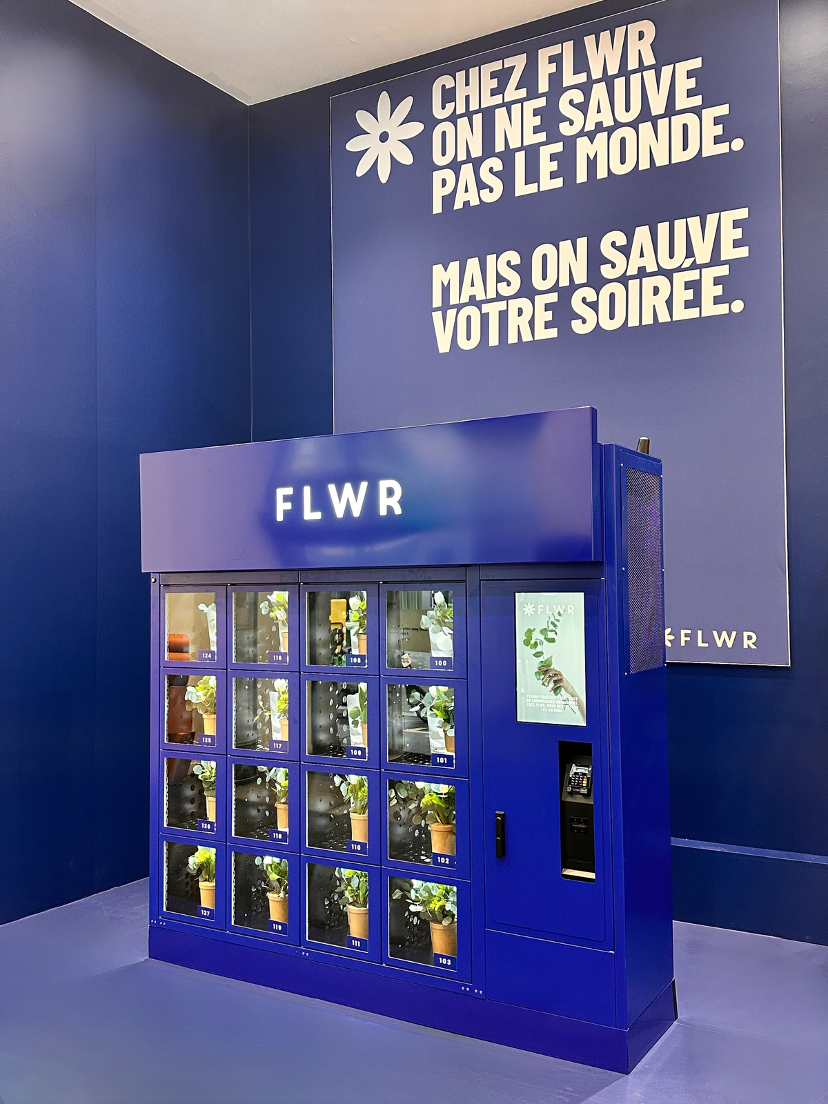 Kiosque FLWR bleu avec affiche - bouquets frais en libre-service Paris