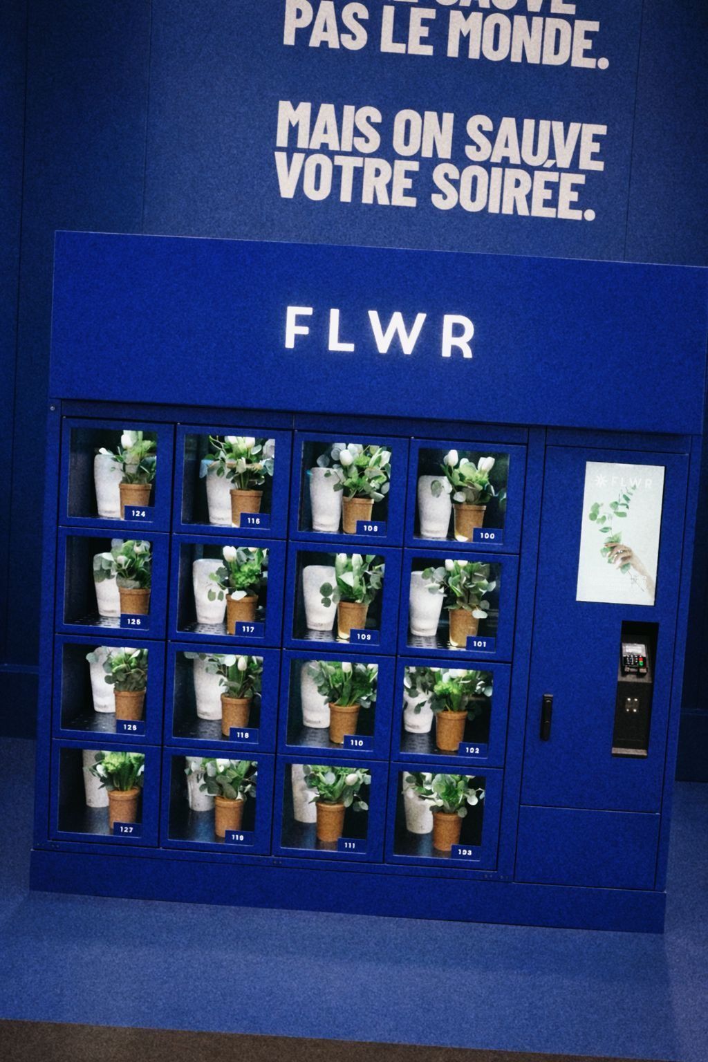 Kiosque FLWR bleu en vitrine - partenariat concept store et retail Paris