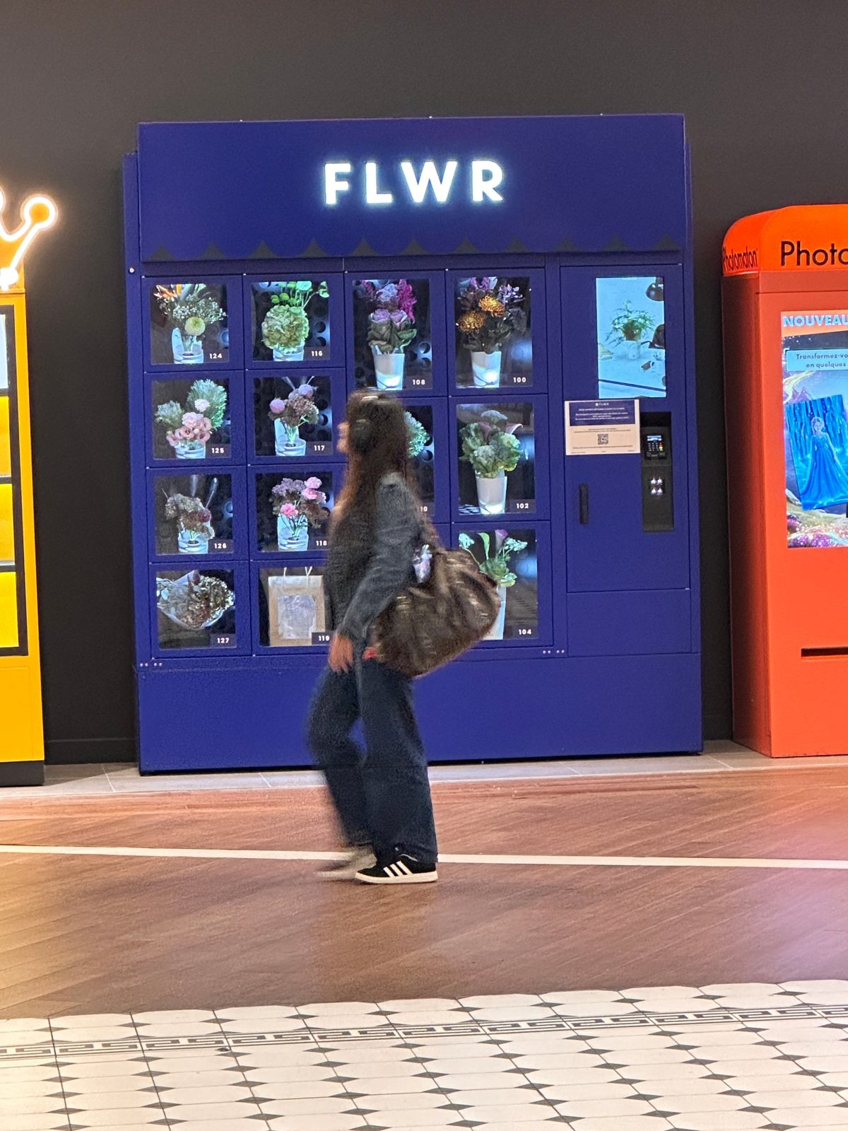 Le kiosque FLWR du CNIT La Défense, bouquets de saison dans les casiers