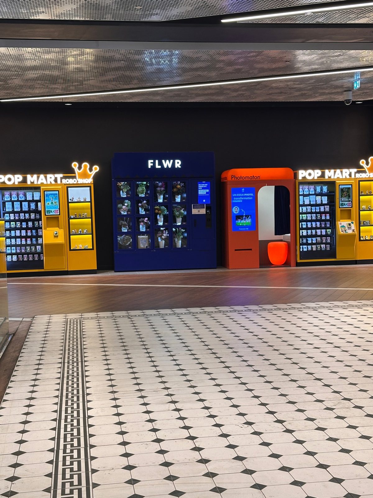 Le kiosque FLWR du Westfield CNIT à La Défense, avec ses seize emplacements de bouquets