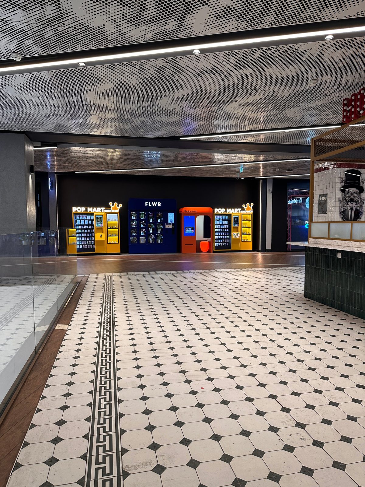 Le kiosque FLWR du CNIT La Défense, vu depuis le food court, entre deux automates