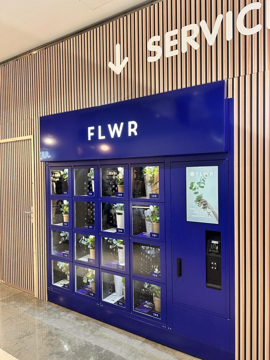 Le kiosque FLWR du Passage du Havre, à la gare Saint-Lazare, avec son bardage en bois