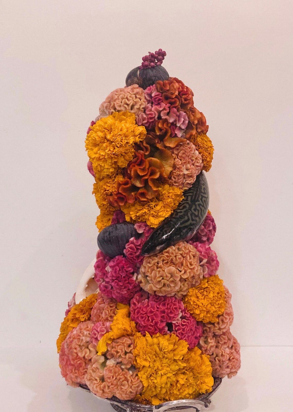 Bouquet signature FLWR Pro - sculpture florale de célosies et figues pour marque