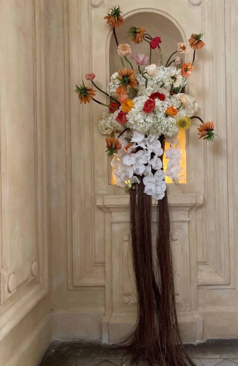 Installation florale FLWR Pro - composition sculpturale dans une alcôve pour hôtel ou showroom
