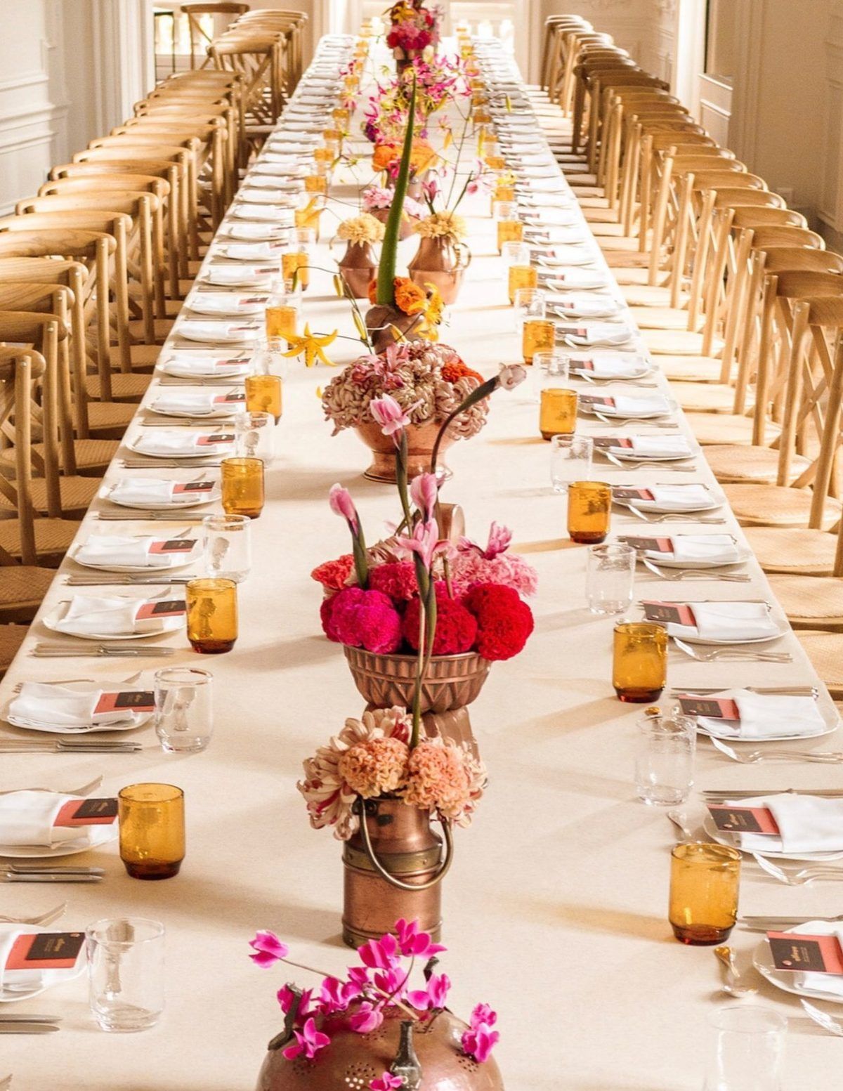 Scénographie florale FLWR Pro - table de dîner événementiel avec arrangements floraux en cuivre