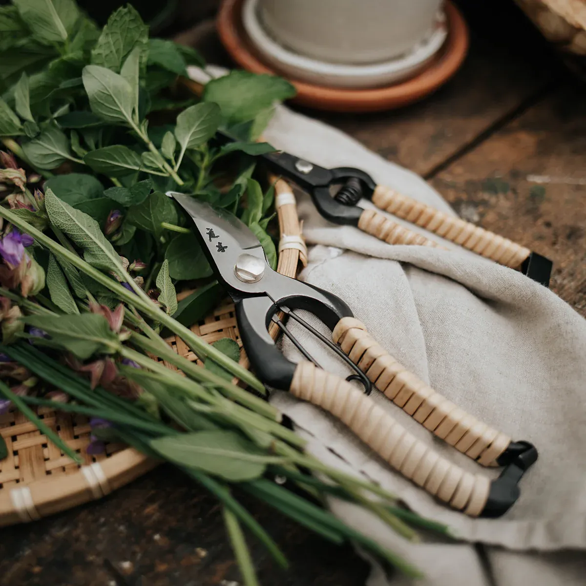Atelier FLWR Paris - sécateur japonais et outils de confection florale